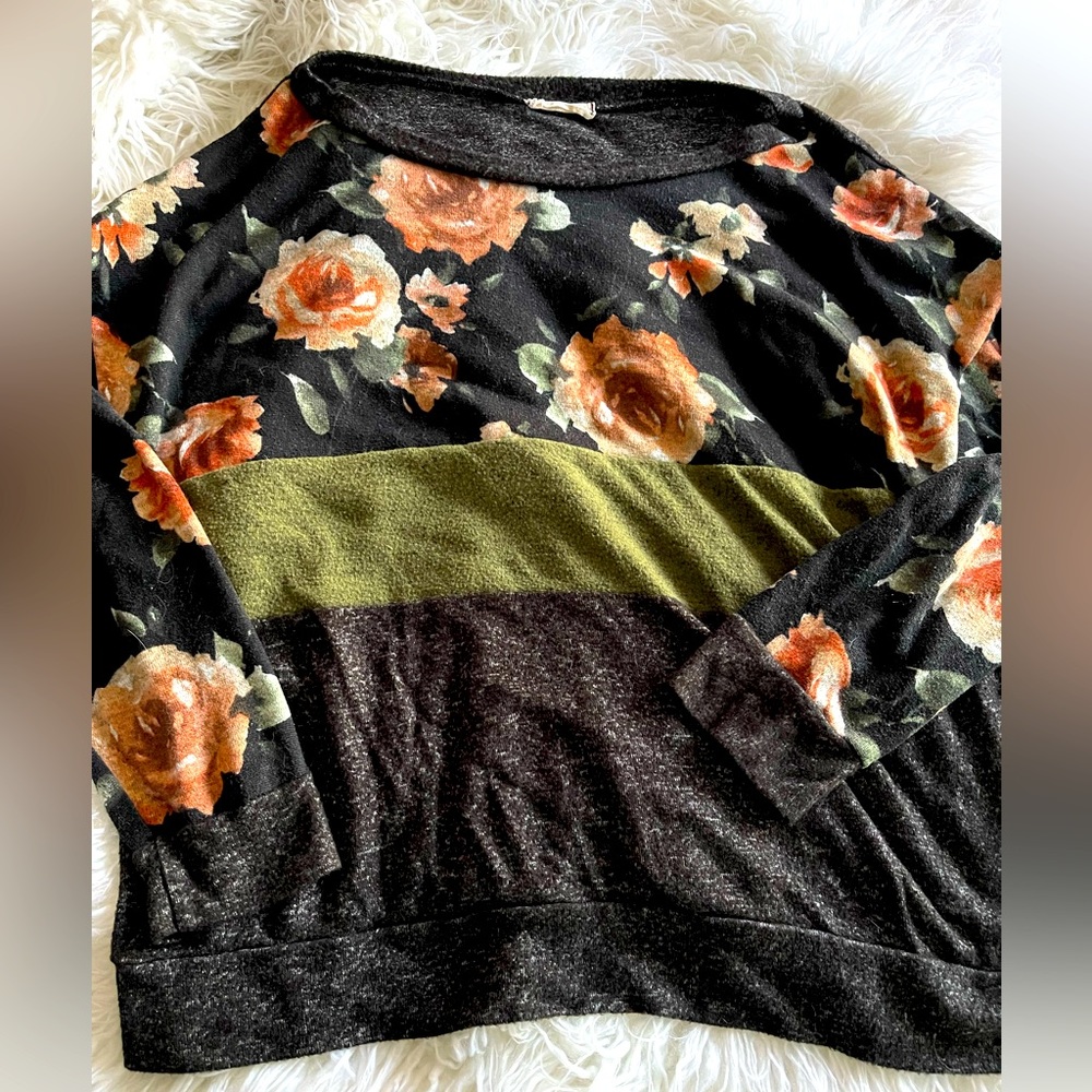 Lightweight stretchy sweater with floral pattern